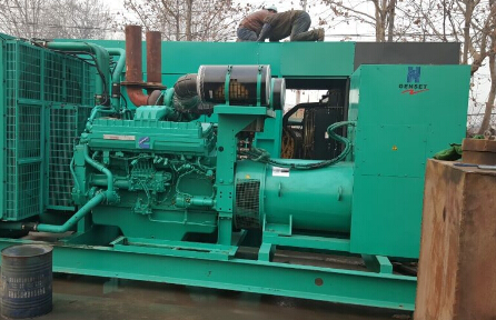 上林发电机组如何判断水冷式机油散热器内部是否需要清洗？